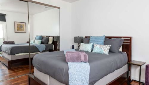 Chic SD Basecamp - Walk to Downtown - Foto 4