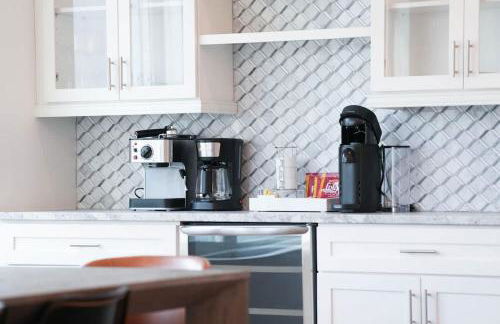 Modern Rooftop Townhome w Hot Tub & Skyline Views - Photo 47