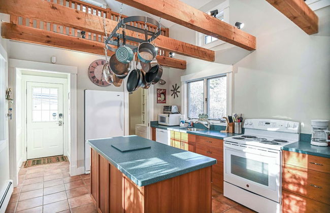 4 BDR w/ Private Hot Tub, Backyard and Deck! - Photo 13