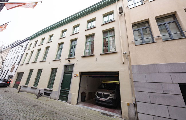 Unique Apartment In Historic Mansion - Photo 28