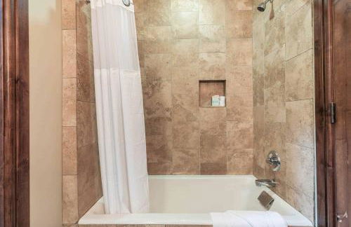 One Village Place 502 by East West Hospitality - Foto 22