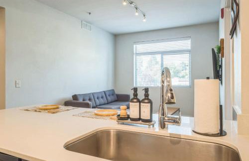 Chic and Modern Getaway with Gym 5 Min to Downtown - Foto 9