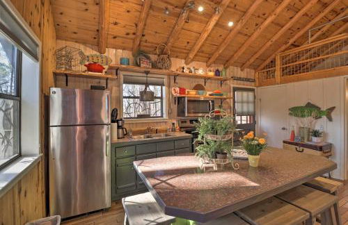 Scenic Greers Ferry Cabin with Deck and Fire Pit! - Foto 8