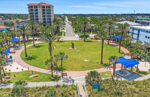 Renovated condo with ocean views, pool, & beach access - Foto 23