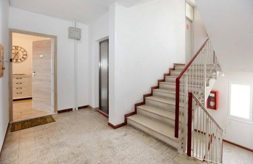 Modern 2-Bed Apt, Late check in available - Photo 47