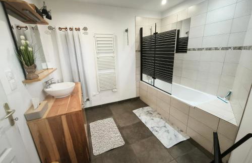 GITE A THEME D-DAY - situé à 15mn d'Omaha Beach - Animaux OK - Terrain clos - Aucuns voisins - WIFI - Foto 2