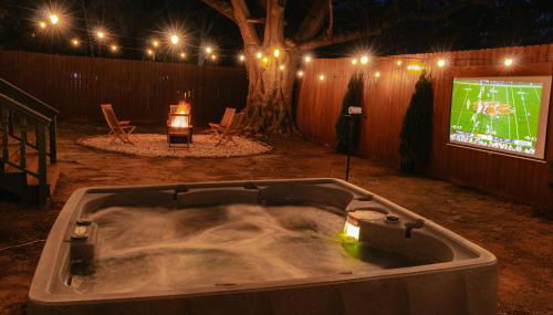 Speakeasy, Hot Tub, Putt Putt, Outdoor Theatre, 8 minutes from Downtown Greenville - Foto 2