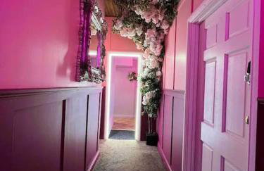 Manchester's ONLY themed slumber party suite for 8 with makeup room - Photo 5