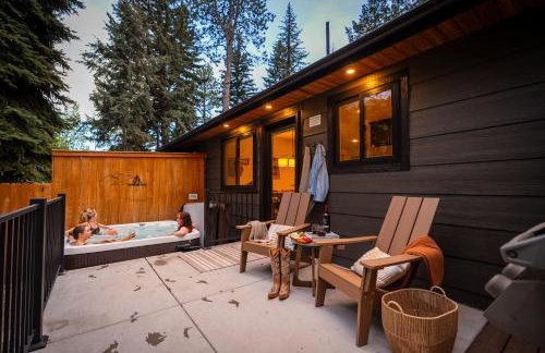 Riverside Luxury Cabin with Hot Tub, Fire Pit, Patio, by Forest & Peak Retreats - Foto 11