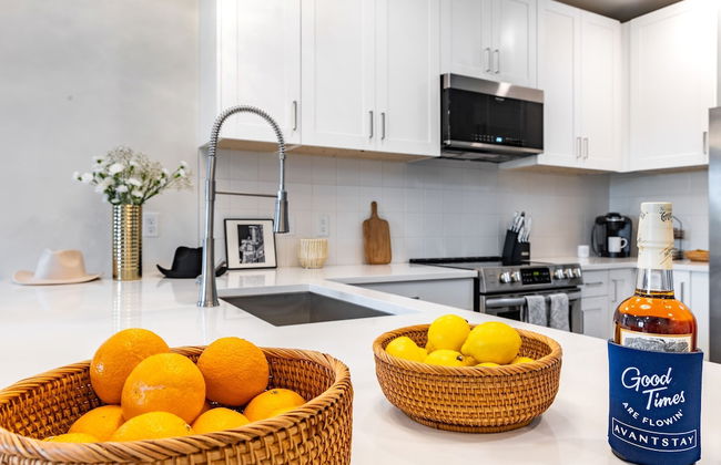 Lindsley by Avantstay Balcony Modern Design A Downtown Location - Photo 11