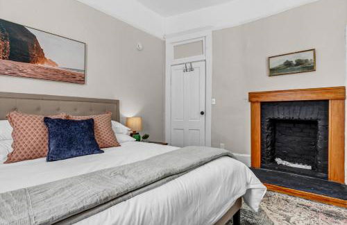 A Timeless Victorian Home with Period Charm! - Foto 27