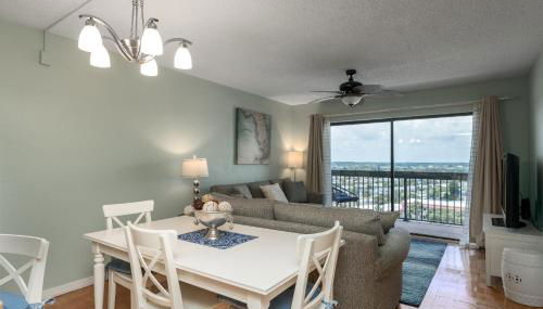Beach views with top complex amenities and covered parking! - Foto 4