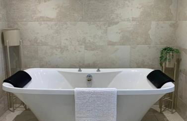 7 bed 3 bath M25 Long term Parking - Foto 31