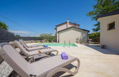 Malerische Villa mit Privatpool, mediterranem Garten, Outdoor-Kueche, Waschmaschine, Trockner - Photo 34