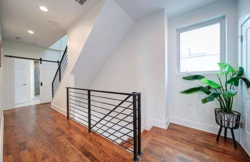 Modern Rooftop Townhome w Hot Tub & Skyline Views - Photo 49