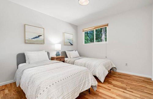 Mid-Century Modern Home - 3-Bedroom Rambler - Foto 24