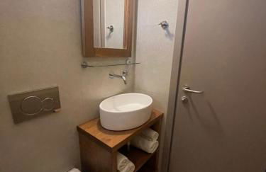 The Schoolmistress With The Golden Eyes, studios & rooms - Photo 22