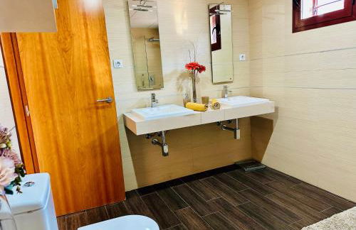 Lux Villa with Year-Round Heated Pool & Game Room - Foto 47