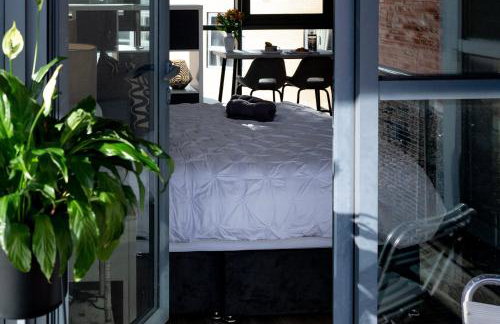 Deluxe City Centre Studio Apartment with Balcony & City Views - FREE WIFI NETFLIX, GYM ACCESS - WESTONE - Photo 26