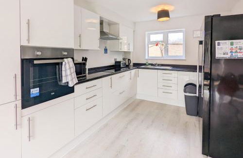 5-Bedroom Budget Contractor House with 10 Beds Free Parking and Free WiFi - Outfield Homes by Your Lettings Short Lets & Serviced Accommodation Peterborough - Photo 7