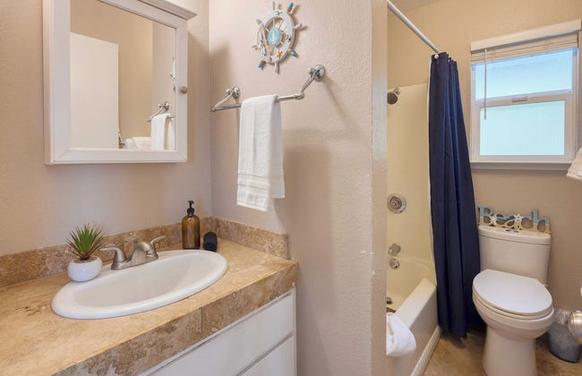 Steps to Beach w/ Patio+deck Foosball Happy Bottom Beach House by Avantstay - Foto 30