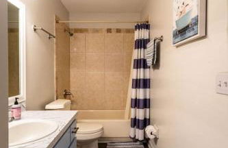 Beach Retreat with Backyard Flair and Yard Games - Foto 21