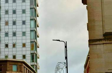 Award Winner of 2026 &2025 traveller & Best guest rated apartment, two bedroom, #1 Leeds city centres most central location, Great 180 degree views,balcony , PARKING onsite, Netflix & WiFi - Foto 69