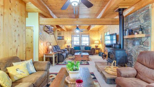 Hot Tub and Games! Lakeside Sherwood Forest Cabin - Foto 2