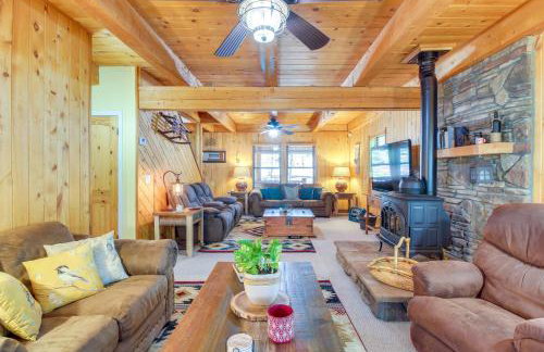 Hot Tub and Games! Lakeside Sherwood Forest Cabin - Foto 2