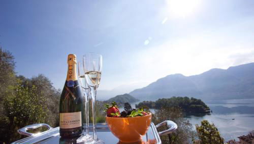 State of the art home suite with 180 degree panoramic lake view, pool and spa sleeping up to 10 guests by Italian Apartments - Foto 3