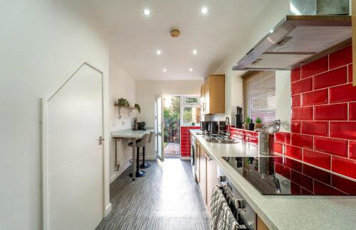 Cosy 3-Bed House With Parking, 5 Mins to QE & Uni - Photo 79