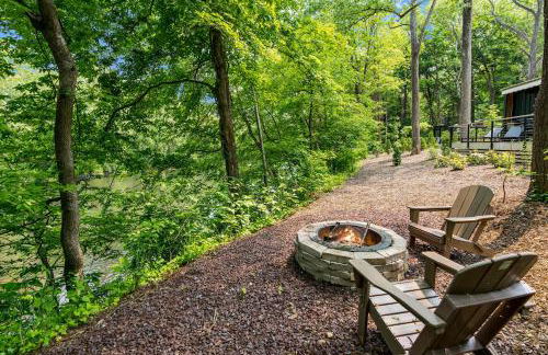 Modern Riverside Cabin w Hot Tub Fire Pit Kayaks - Foto 28