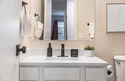 Elegant Escape-Fenced Yard BBQ & Cozy Fire Pit - Foto 30