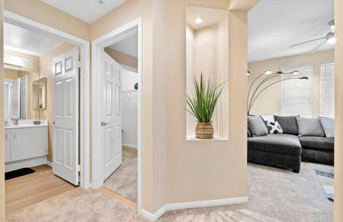 Lovely & coxy 2BR/2BA! 5MIN to Disney! - Photo 12