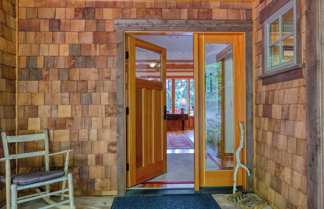 Goss Lake Chalet by Avantstay Lakefront w/ Dock - Photo 37