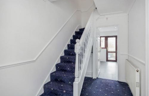 Bright and spacious home with free parking and garden - Foto 6