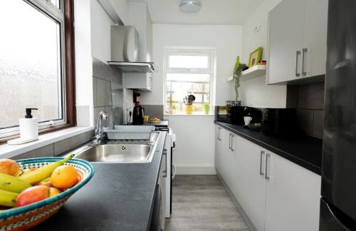 Stylish 4BR House, Sleeps 7, High-Speed Wi-Fi, Long Stay Friendly - Foto 7