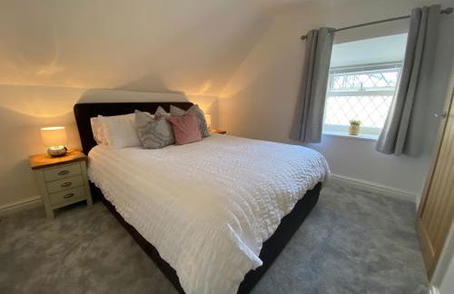 Modern 4-bed Cottage Llanwrst Town Centre & Parking - Snowdonia! near Betws-y-Coed - Photo 15