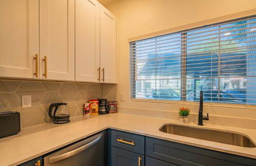 Chic Golf Pickleball Pool Hot Tub King Bed Parking - Foto 27