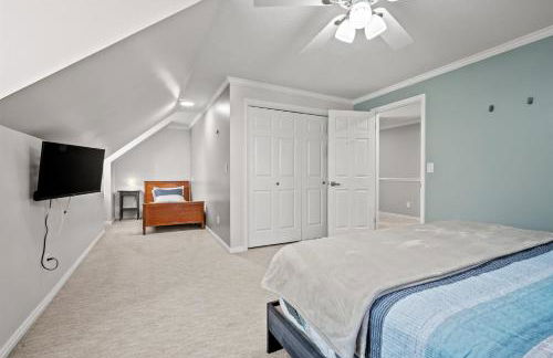 Hobbs Mill Ski Lodge Theater Games Dogs OK - Photo 36