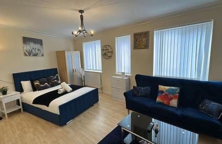 Double bed Quinton ,Studio Fast WiFi,Netflix, No deposit Required - Foto 1