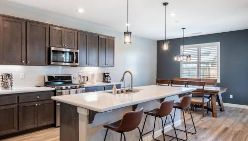 Spacious 4BR Home With BBQ, Near Sequoia & Fresno - Photo 5, stove, dishwasher