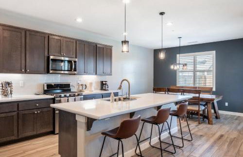 Spacious 4BR Home With BBQ, Near Sequoia & Fresno - Photo 5