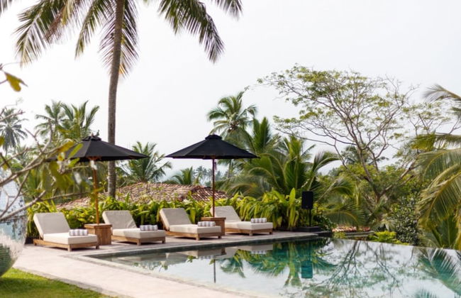 Cool and Contemporary Hilltop Villa With Ocean Views - Photo 7