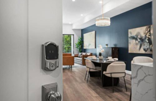 Immaculate Penthouse Double King Suite on Butler St with rooftop deck and free off street parking - Foto 6