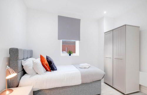 Luxurious 1 Bed Serviced Apartment with Wi-Fi - Photo 58