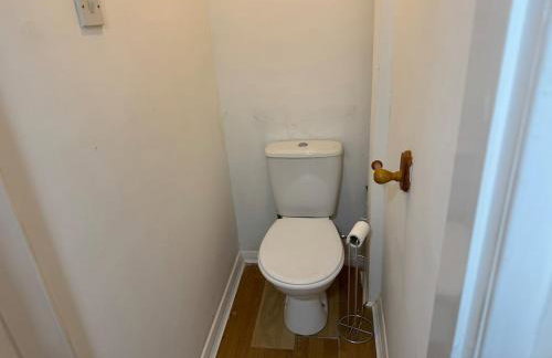 4 Beds House for Families & Contractors with Free Parking - Photo 17
