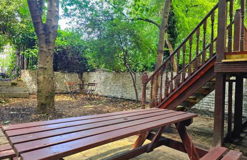 Lovely Ground Floor Home with High Ceiling and a Private Garden with Deck by Earl's Court Station - Photo 30