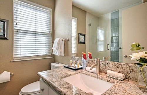 Stunning Home with Private Oasis - 1 half Mile to Strip - Foto 10