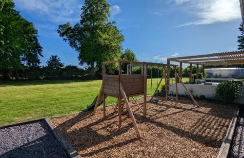 Unique, Spacious, Self-Built Eco Home with huge garden and movie room - Photo 46